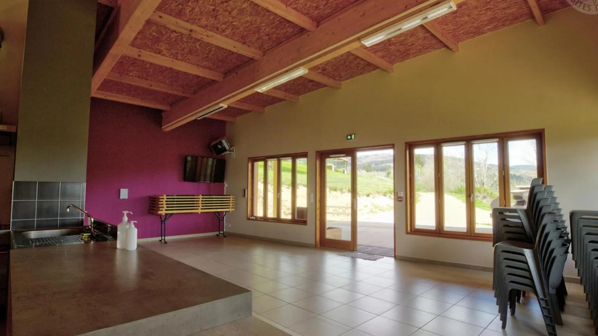 Chalet 2 Chambres Avec Acces Pmr, Terrasse Privee, Piscine, Activites Plein Air. - Fr-1-496-246 Saint-Rirand