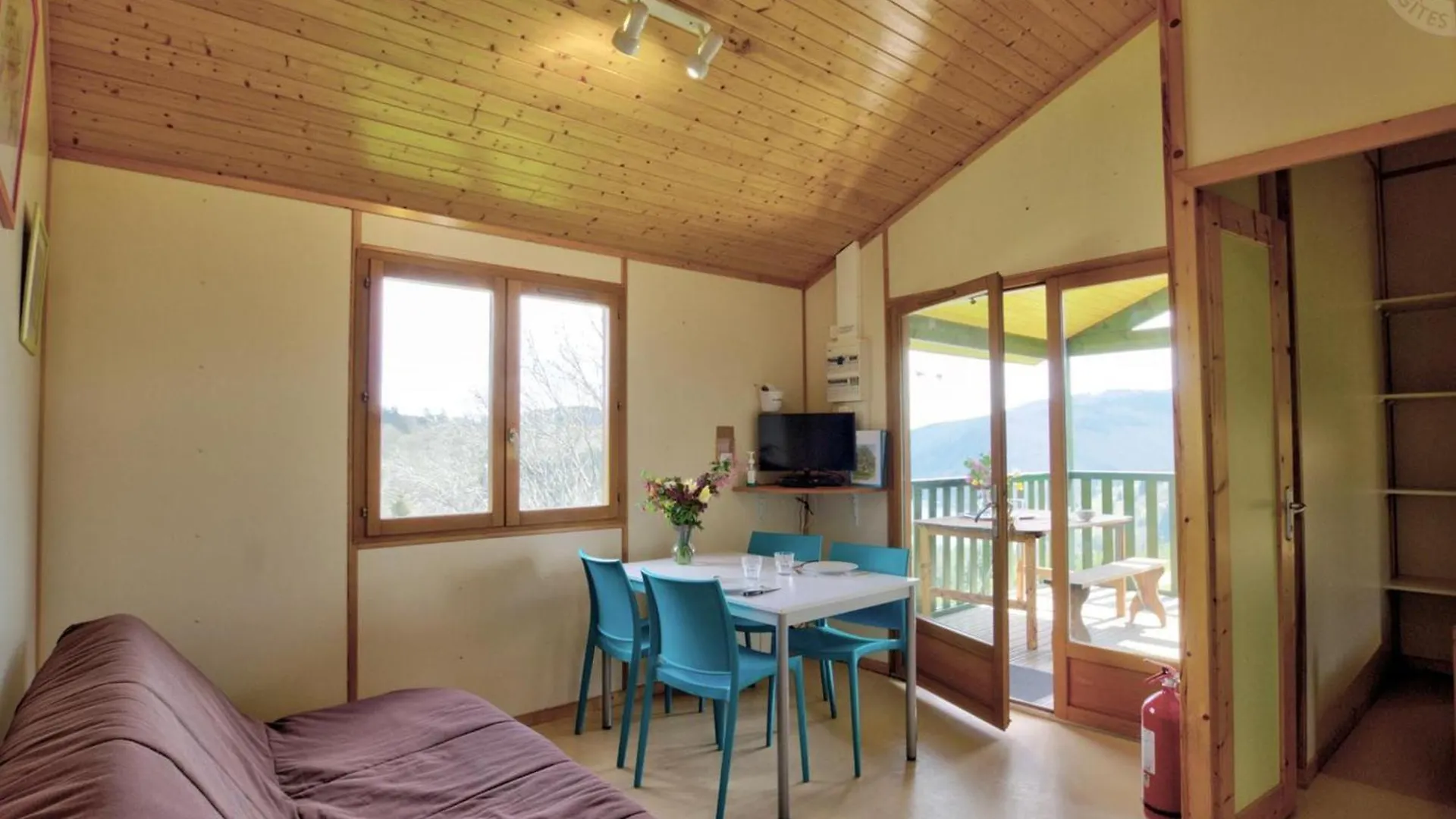 Chalet 2 Chambres Avec Acces Pmr, Terrasse Privee, Piscine, Activites Plein Air. - Fr-1-496-246 Saint-Rirand 0*,  France